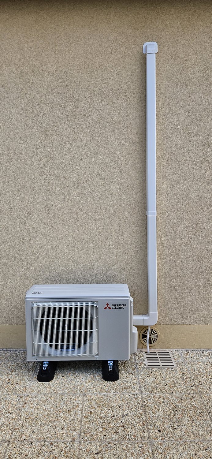 Unité extérieure Mitsubishi avec goulotte verticale soignée