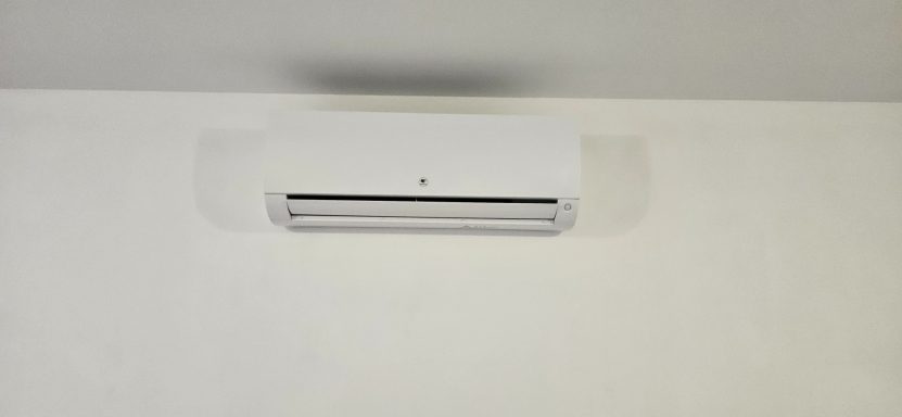 Climatisation murale réversible installée dans un salon