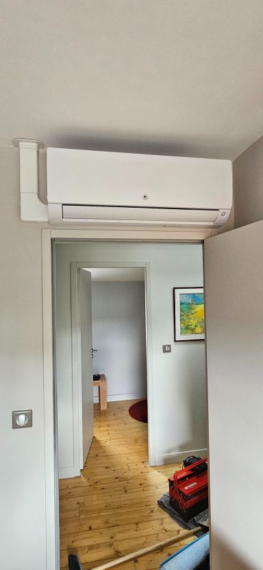 Unité intérieure de climatisation installée dans une pièce de la maison