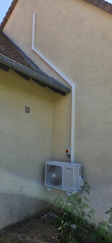 Installation d’une unité extérieure de climatisation réversible à Saint-Yrieix-la-Perche
